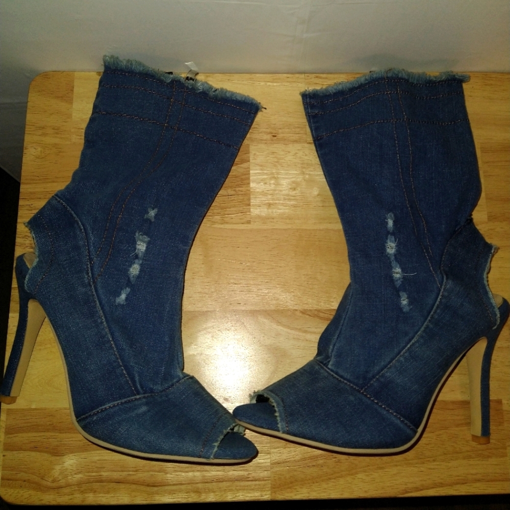 Never worn, 3.5in, Denim, Stiletto, Peep Toe